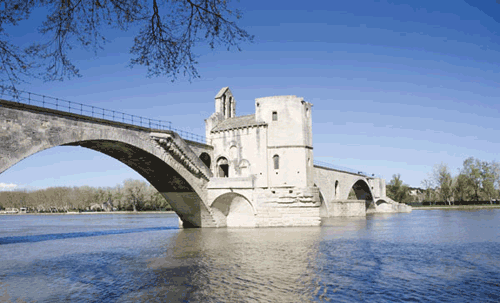 Caratterisco ponte sul fiume Rodano, Francia